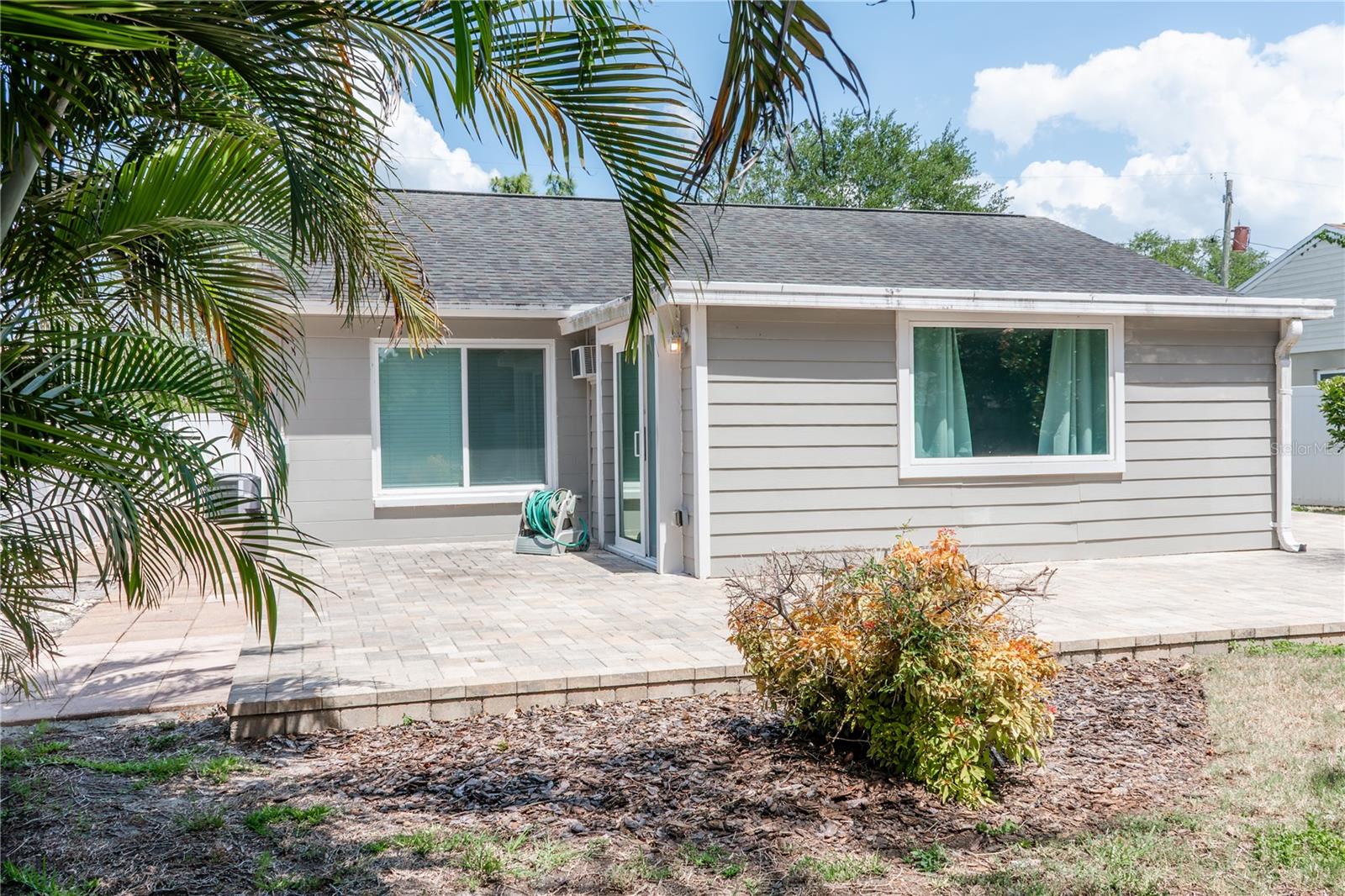 TROPICAL PINES - Residential Lease