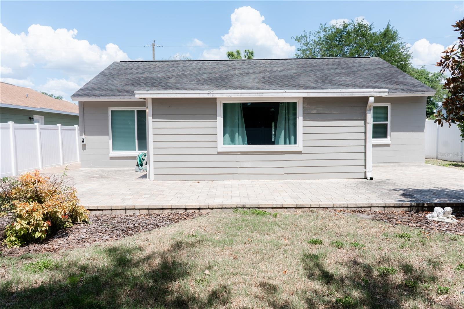 TROPICAL PINES - Residential Lease