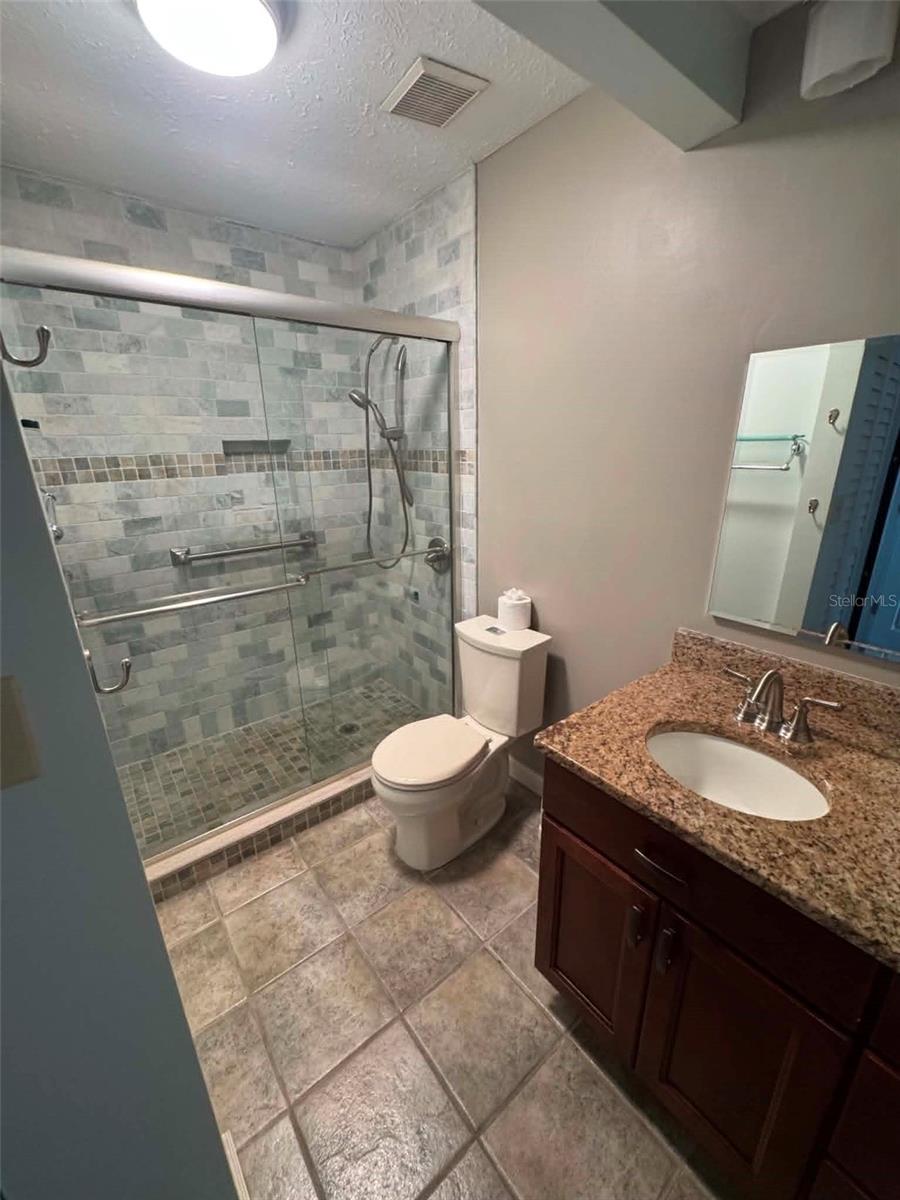 TROPICAL PINES - Residential Lease