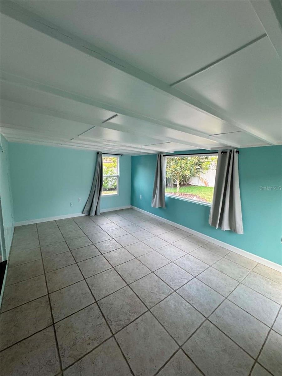 TROPICAL PINES - Residential Lease