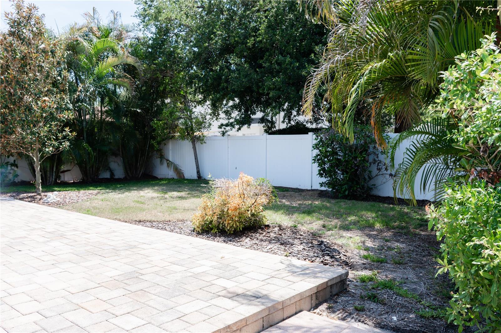 TROPICAL PINES - Residential Lease