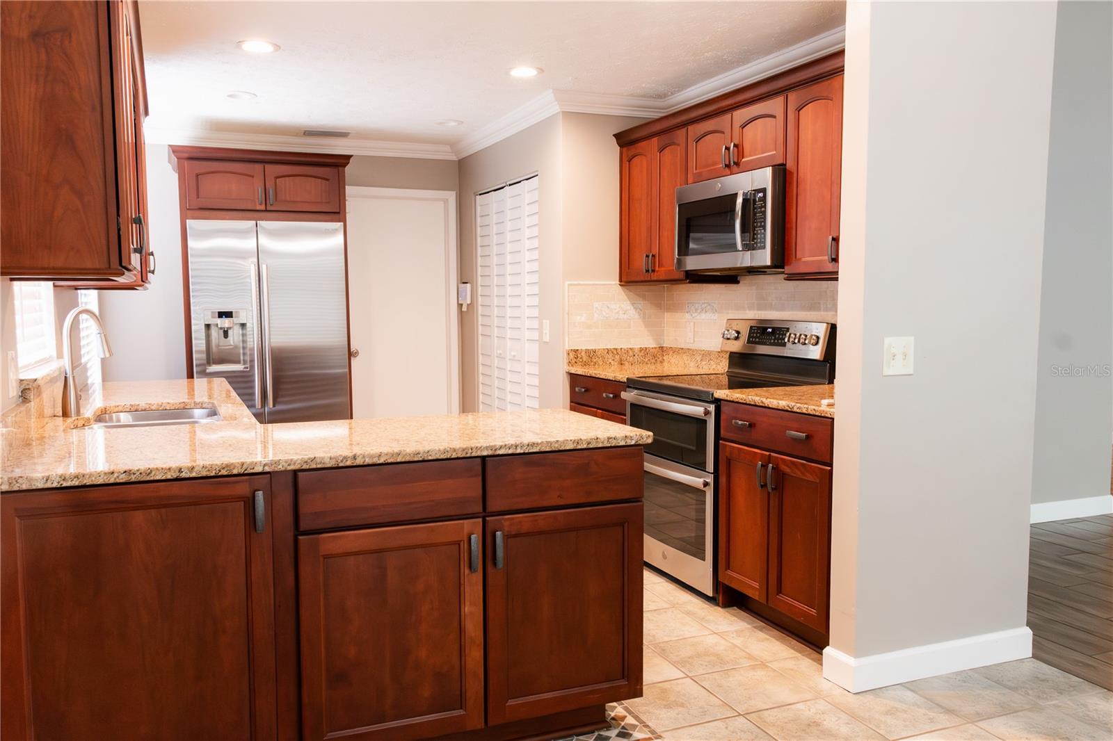 TROPICAL PINES - Residential Lease