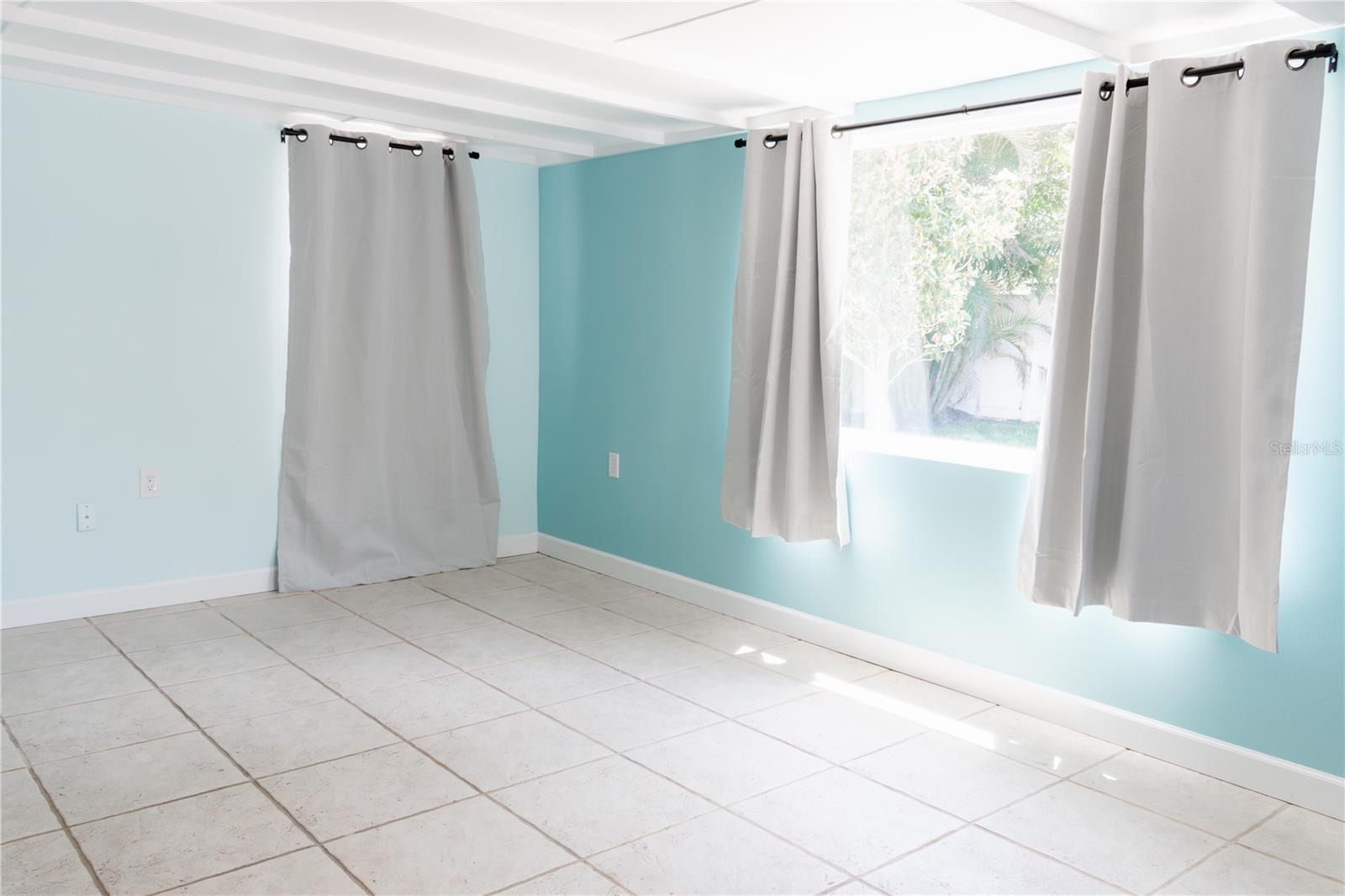 TROPICAL PINES - Residential Lease