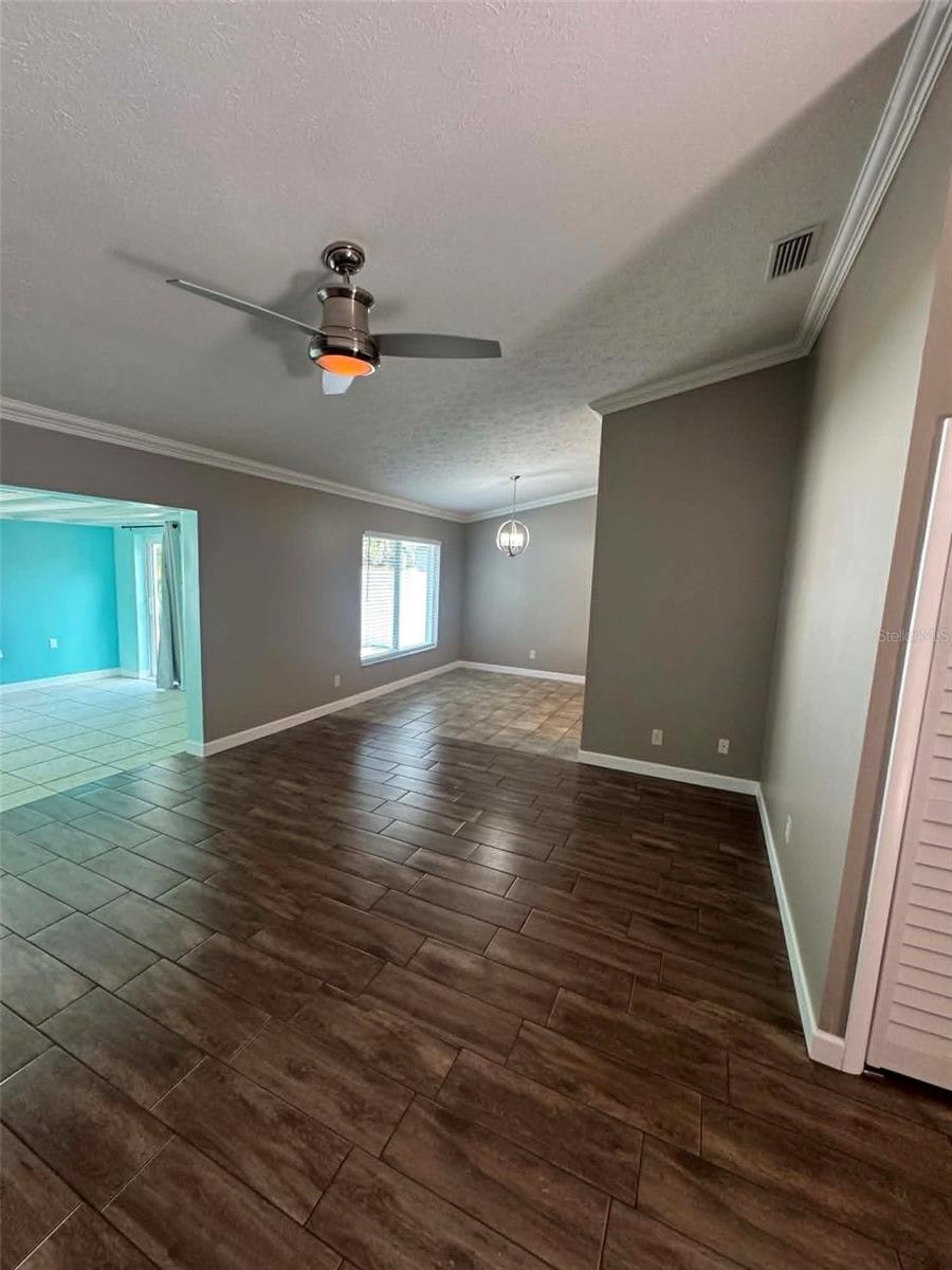 TROPICAL PINES - Residential Lease