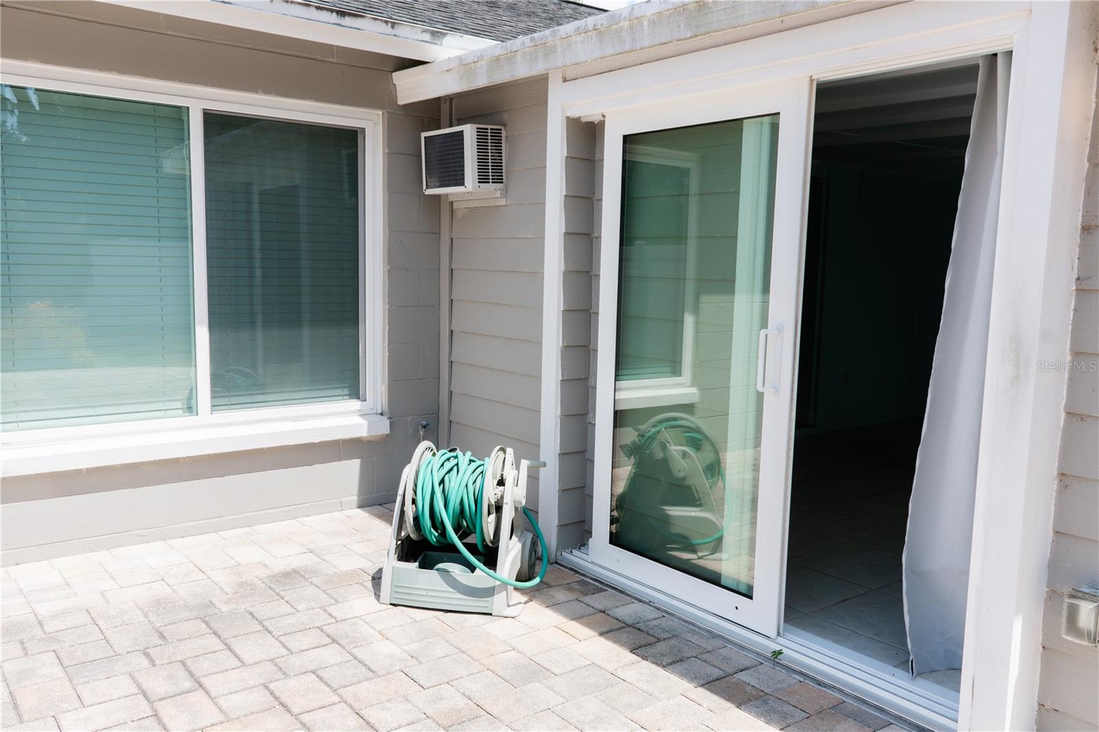 TROPICAL PINES - Residential Lease
