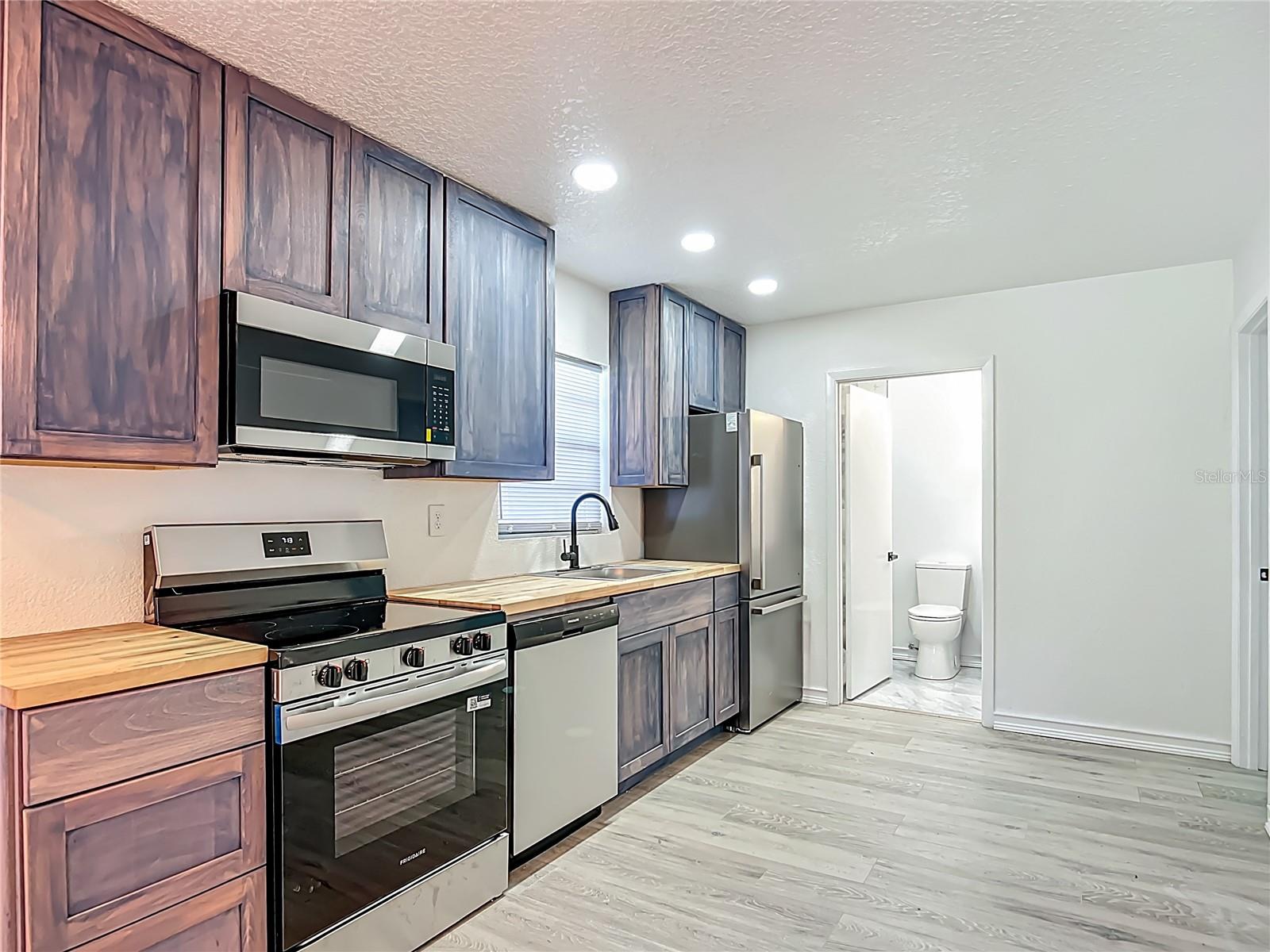 LAKE SHORE - Residential