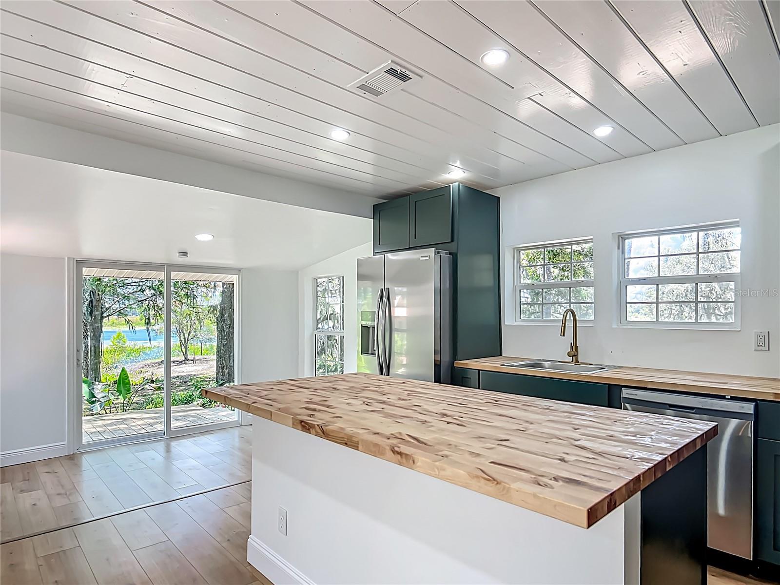 LAKE SHORE - Residential