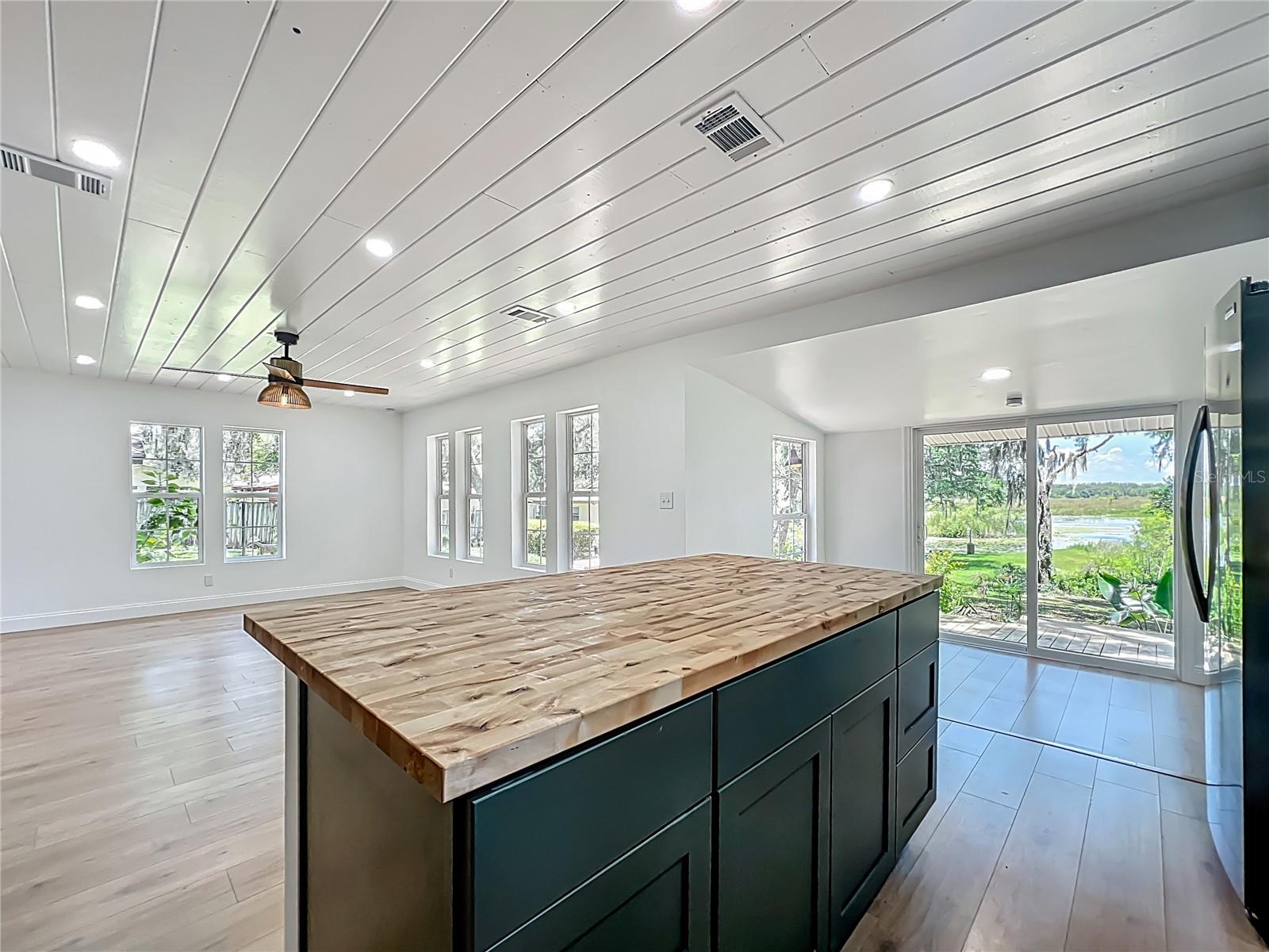 LAKE SHORE - Residential