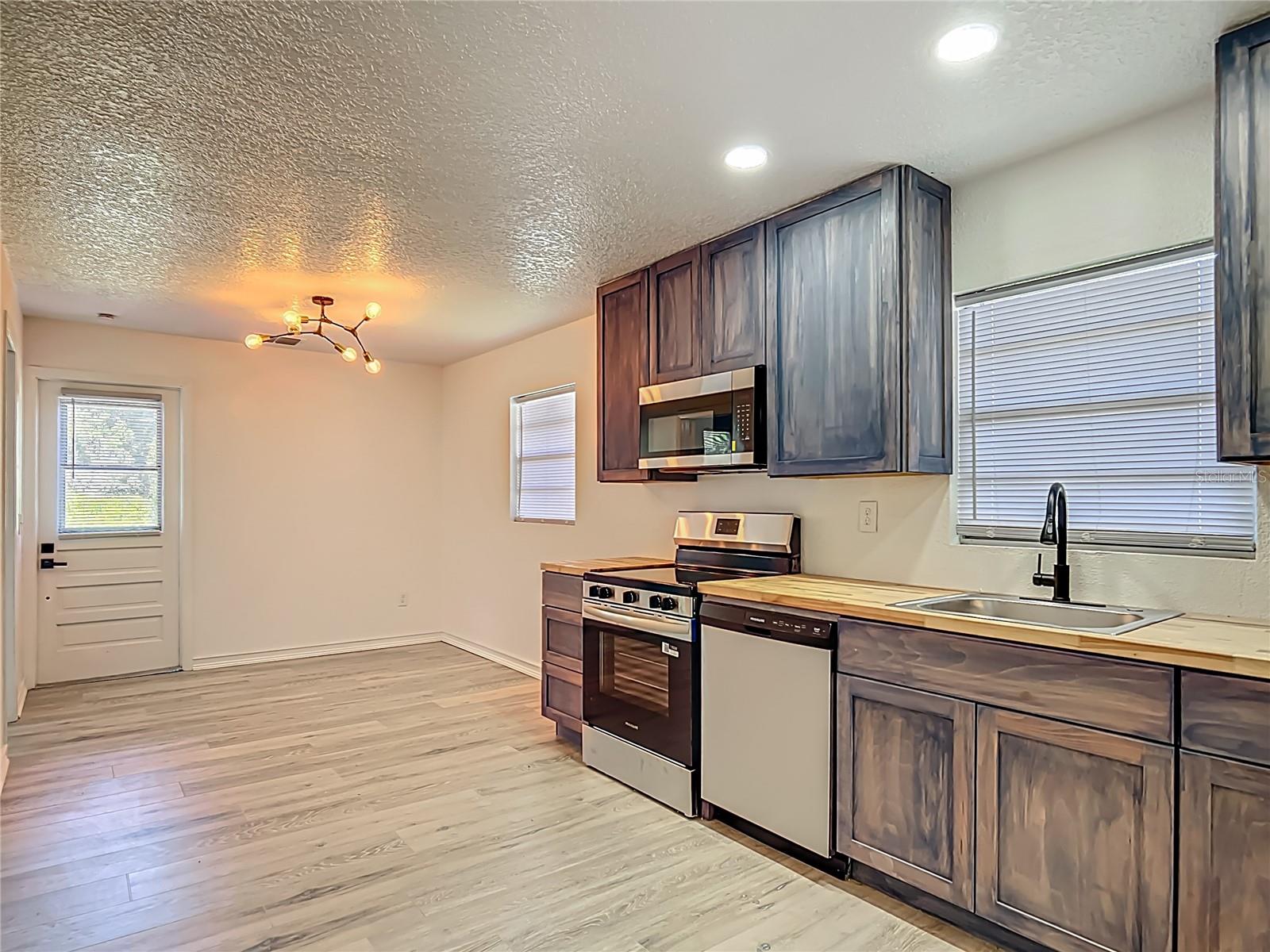 LAKE SHORE - Residential