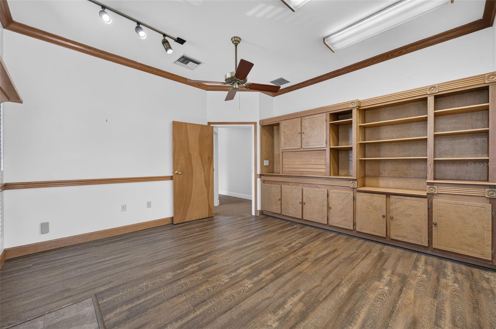 KILLARNEY ESTATES - Commercial Sale