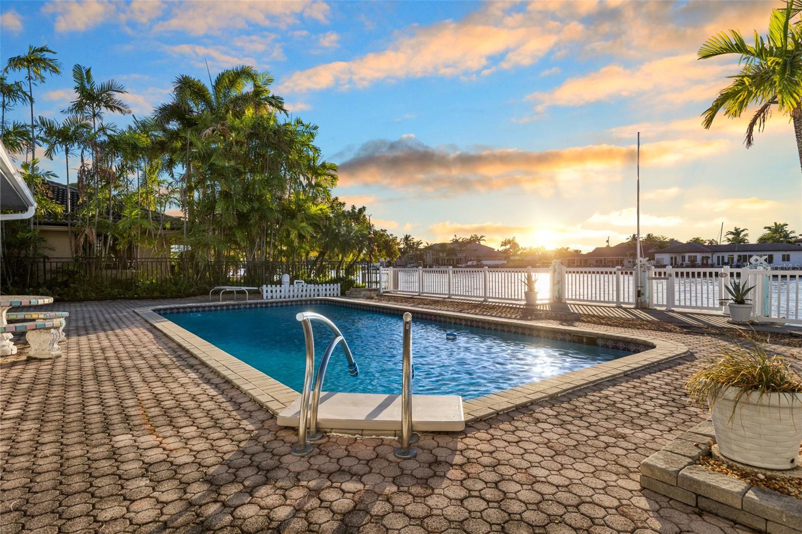 SILVER SHORES - Residential