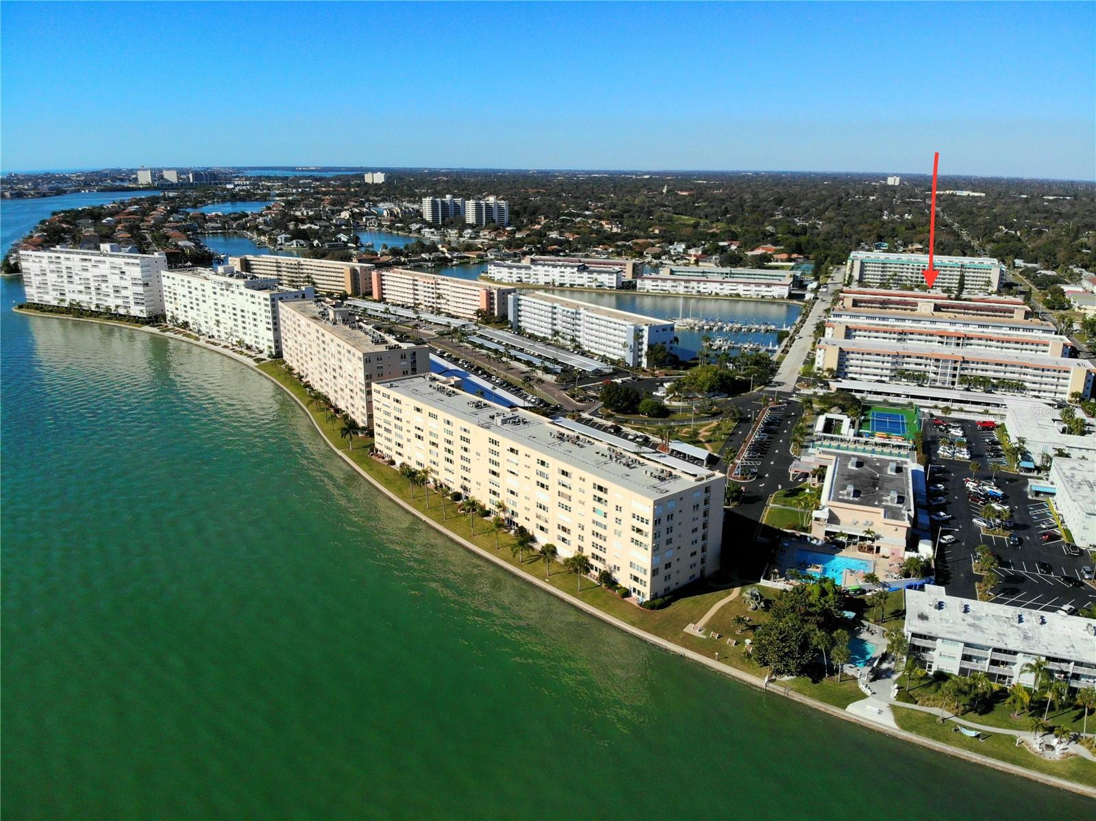 Enjoy living in this wonderful Community of Town Shores of Gulfport. The Barclay Building is a 3 story smaller building in the Community. Very close and friendly residents located across from the Town Shores Marina. Beautiful glistening waters day and night. Town Shores offers community activities, 4 heated pools, shuffleboard, bocce, tennis, pickleball, fitness room, clubhouse, puzzle room, community room, library etc.
The condo is very appealing, affordable and the right size for winter residents and visitors. Convenient curb parking.
