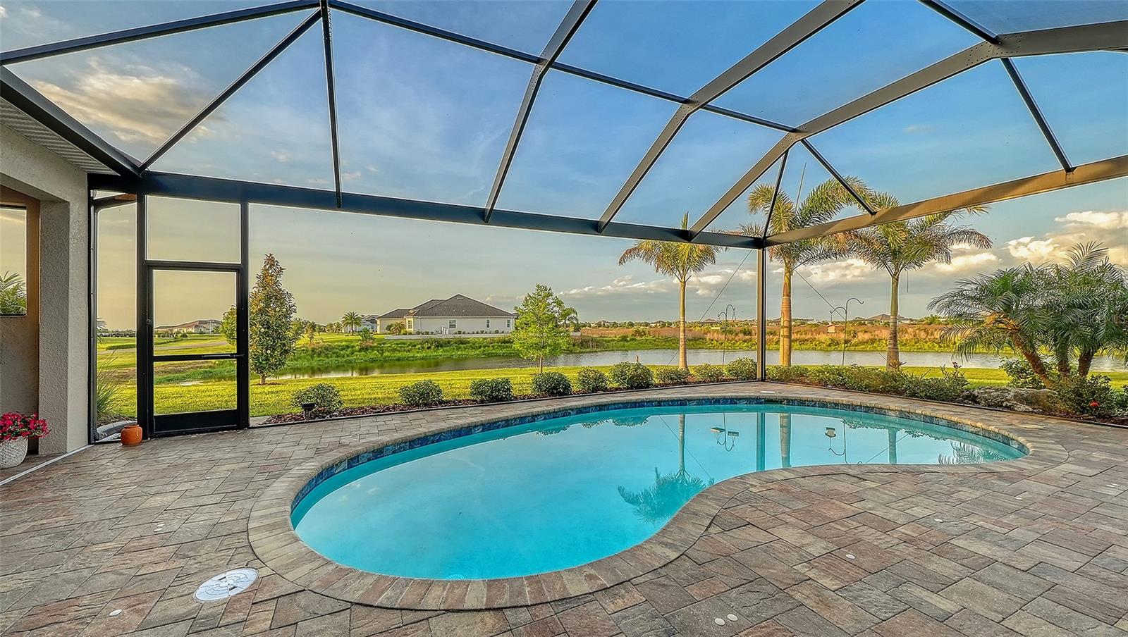 HAMPTON LAKES - Residential