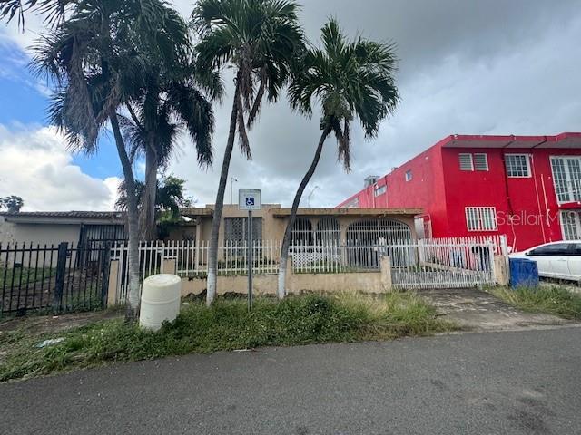 Excellent opportunity to own a high-visibility property with commercial potential, strategically located directly across from Plazoleta del Cantón Shopping Mall on busy Avenida Comerio (Road 167).
Outstanding Location – Heavy foot and vehicle traffic
Ideal for retail, office space, or mixed-use development
Easy access and strong visibility for any type of business
Whether you're looking to expand your business or invest in a high-traffic commercial area, this property offers the exposure and accessibility your project needs.