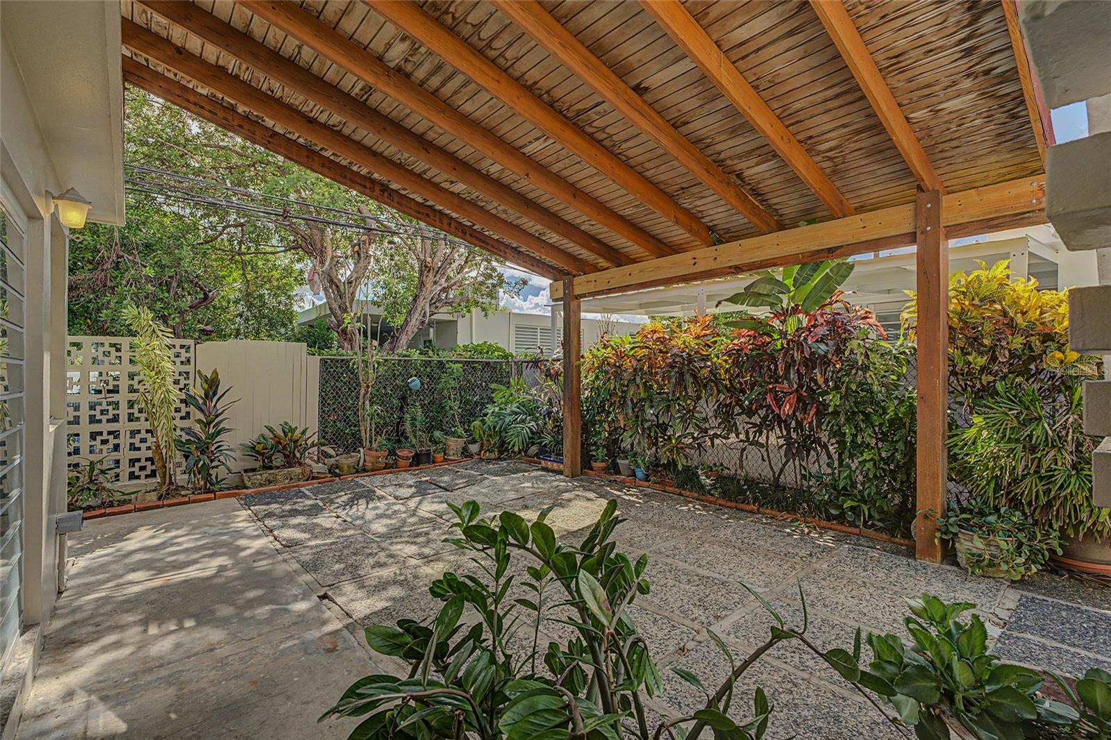 URB UNIVERSITY GARDENS - Residential