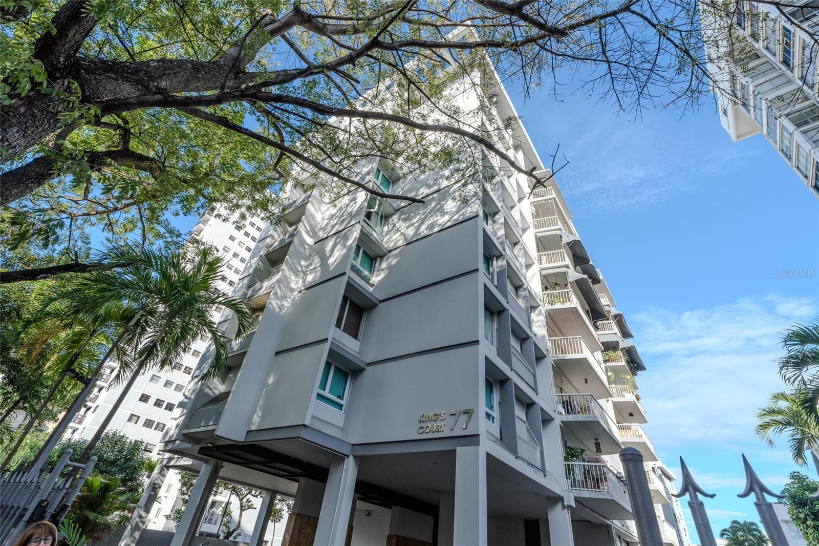 READY TO MOVE. Spacious and modern penthouse located on the eighth floor of Cond Kings Court 77, offering spectacular views of the city, the ocean, and the mountains. Recently renovated, it features abundant natural light and ample living spaces. 

The unit includes 3 bedrooms plus a home office/library (convertible into an additional bedroom), and a very large open-concept living and dining area with an open kitchen—ideal for entertaining or for a large family. It also features a bar  - lounge area with a pool table and beautiful eastern views and great natural light. 
There are 3 full bathrooms and 1 half bathroom. The primary bedroom includes a spacious in-suite bathroom and walking closet. The property also offers a laundry room with a full bathroom. Includes 2 parking spaces: one covered and one uncovered. The condo has Full Power Generator. Access to the roof top. Prime location just steps from the beach, schools, restaurants, pharmacies, boutiques, supermarkets, and all essential services. Excellent access to major roads.