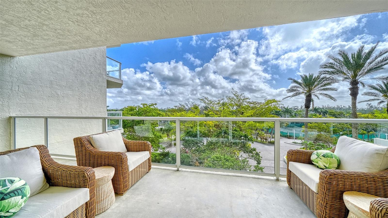 L ELEGANCE ON LIDO BEACH - Residential