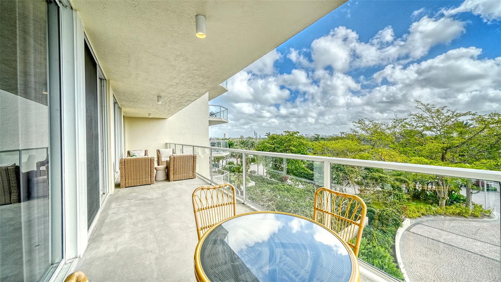 L ELEGANCE ON LIDO BEACH - Residential