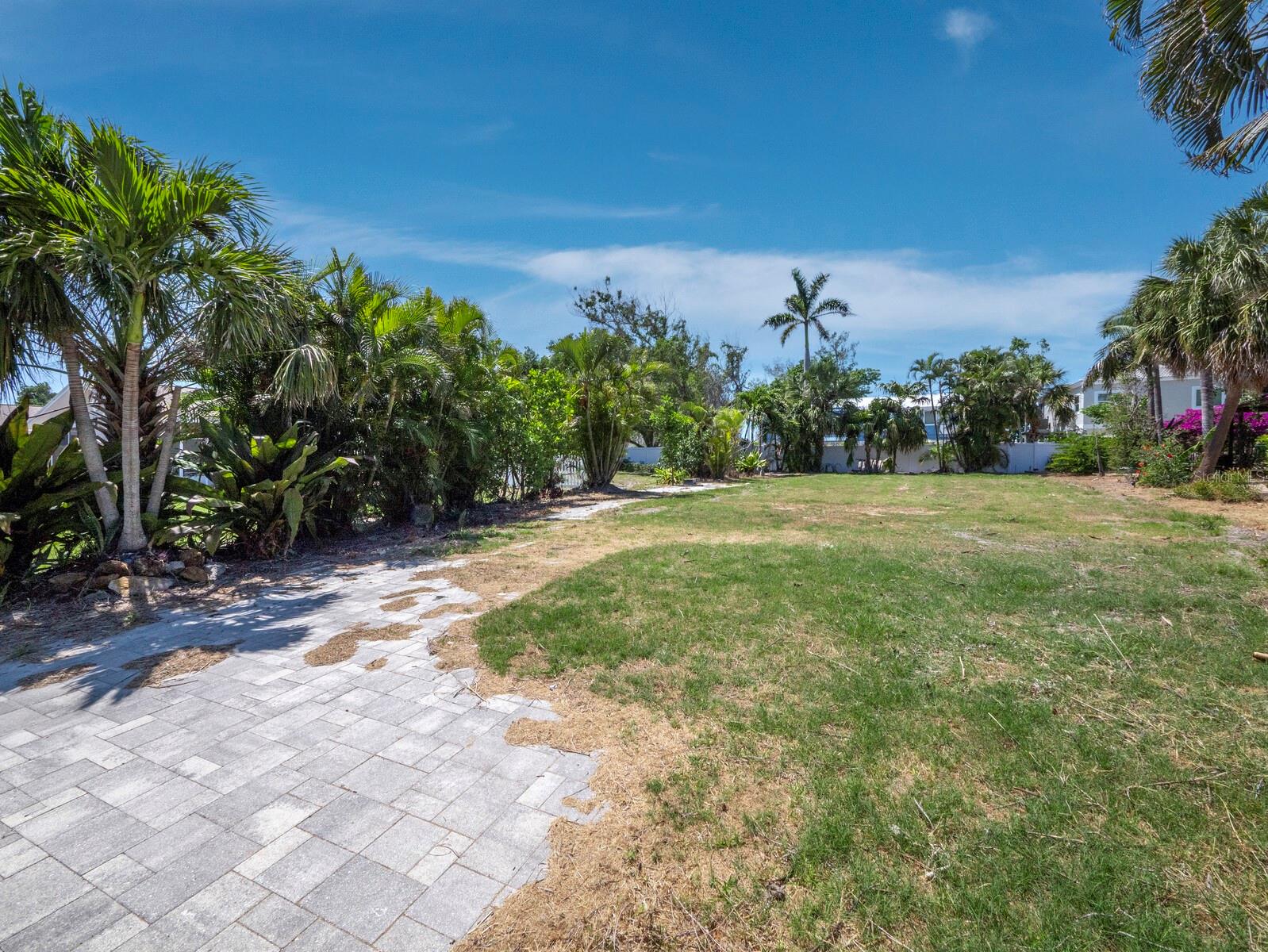 LONGBEACH ON LONGBOAT KEY - Land