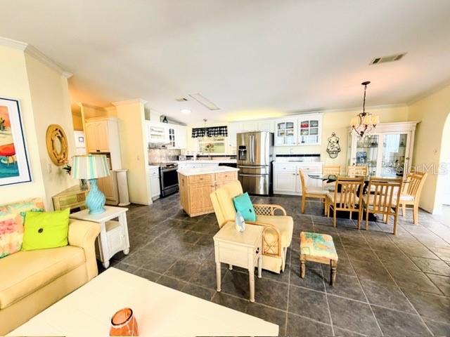 COUNTRY CLUB ESTATES - Residential