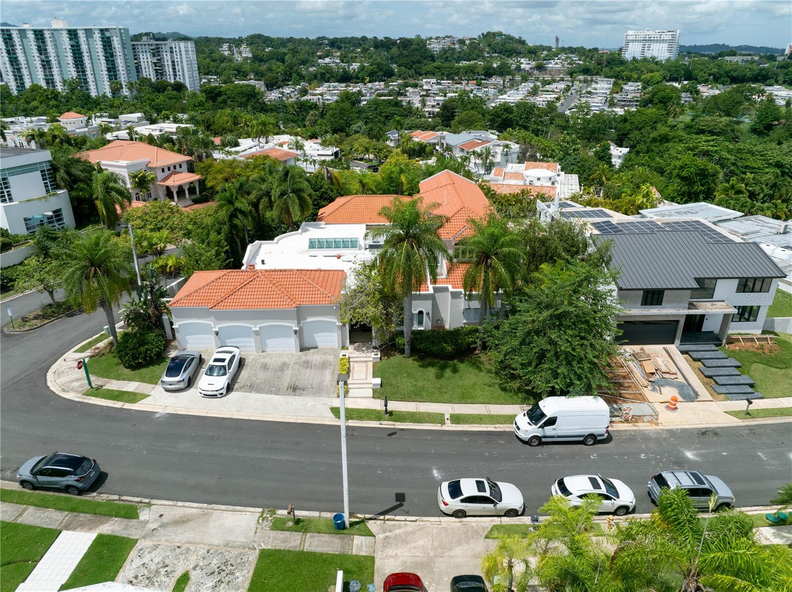 Presentamos esta imponente propiedad en Paseo La Fuente, una de las comunidades más exclusivas y seguras de Puerto Rico, con doble control de acceso y total privacidad. Esta residencia de esquina destaca  su arquitectura elegante, amplios espacios interiores y exteriores, y acabados de alta calidad.

Características Principales:
– 7 habitaciones, incluyendo 4 suites privadas
– 7 baños completos, distribuidos estratégicamente
– Terraza amplia y piscina privada para el máximo disfrute
– Planta eléctrica y cisterna para autosuficiencia total
– Garaje con capacidad para 4 autos
– Cocina moderna completamente equipada y múltiples áreas de estar
– Lote de esquina, con excelente orientación y privacidad

Ideal para quienes buscan un estilo de vida distinguido, con seguridad, amplitud y lujo en cada rincón.