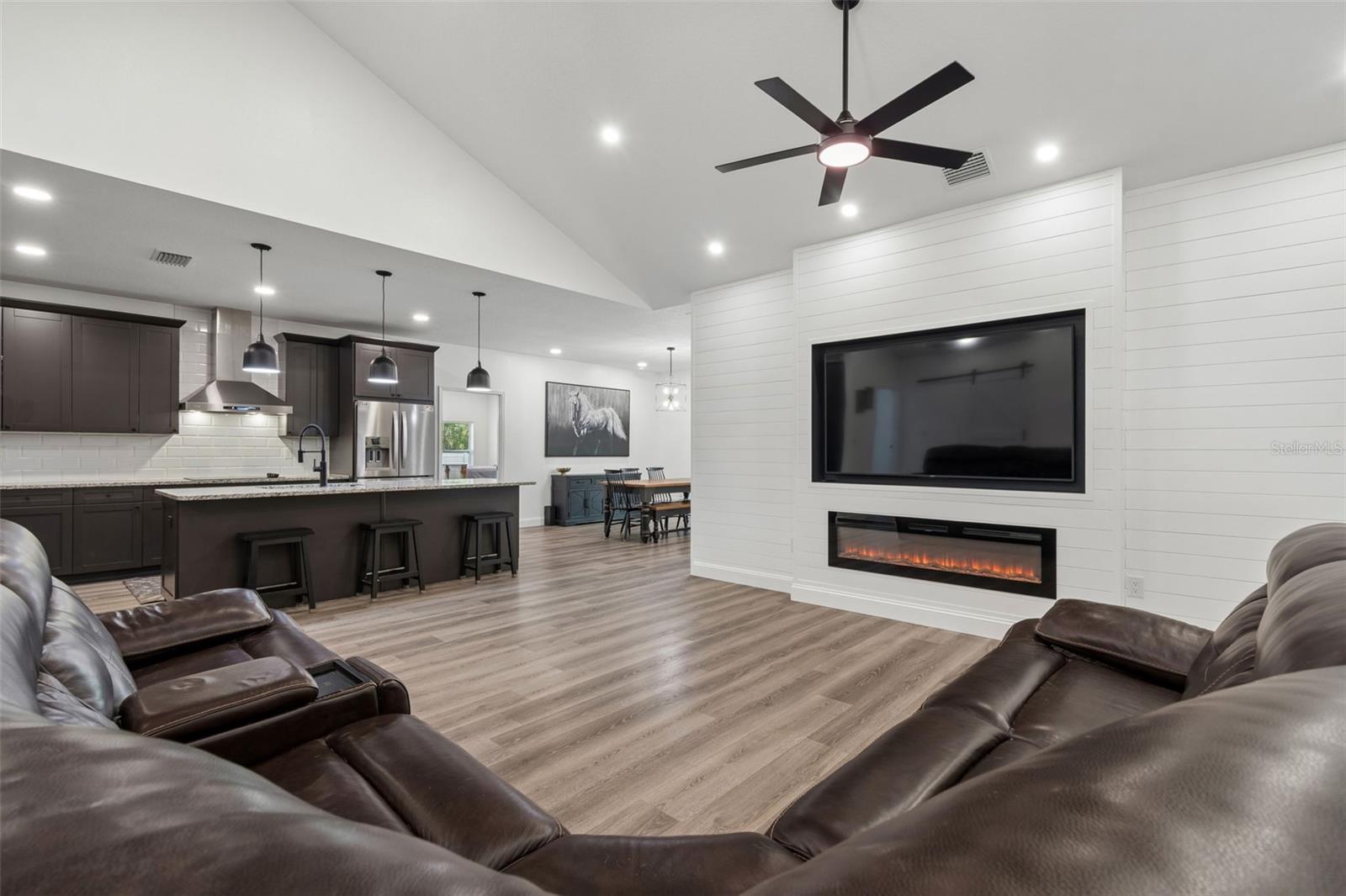LEAHS ACRES - Residential