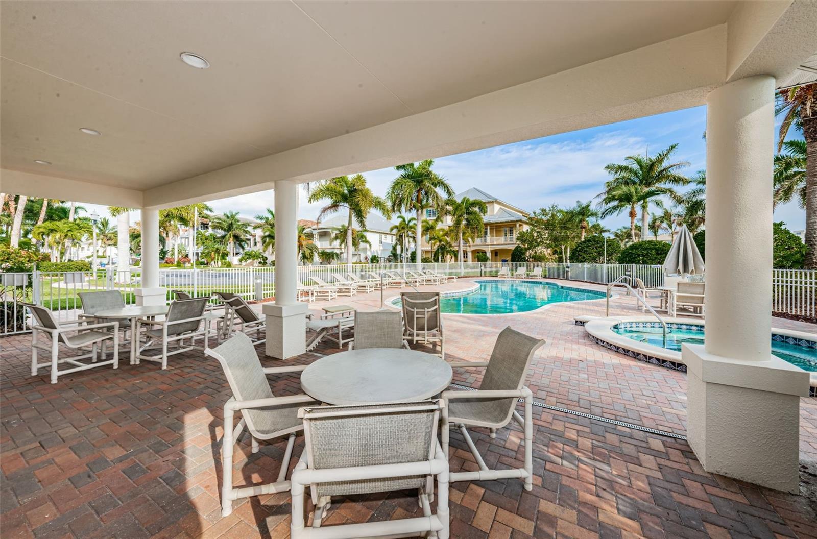 LAS FLORES CONDO - Residential