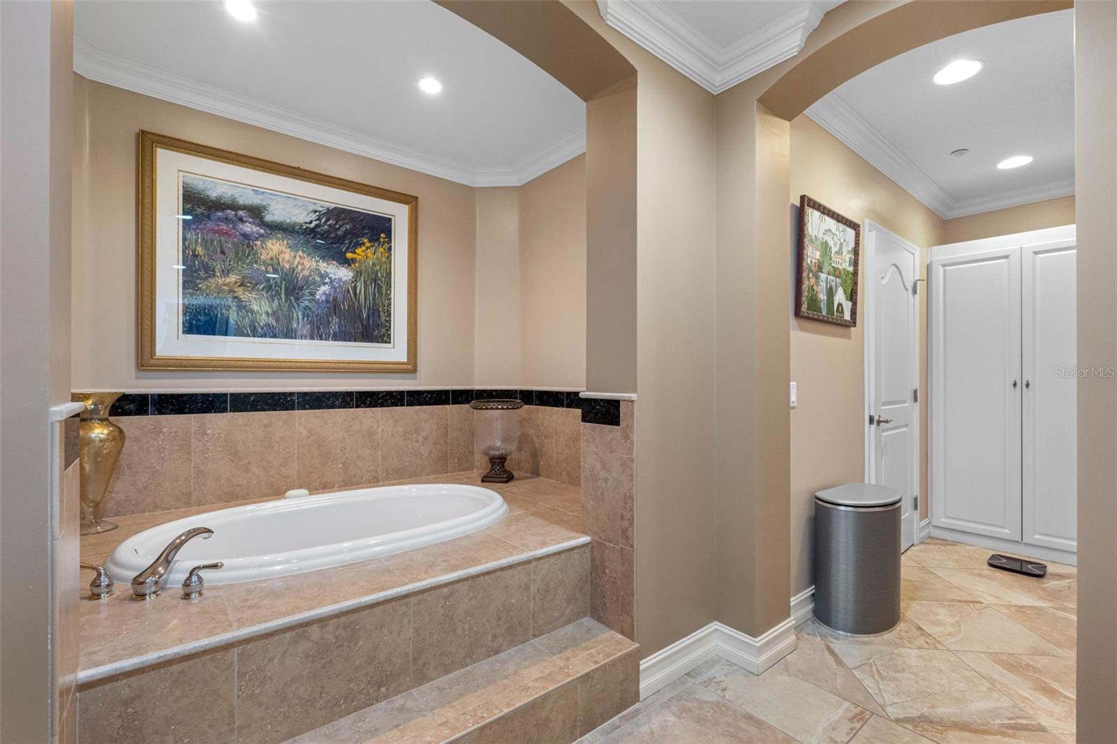 LAS FLORES CONDO - Residential