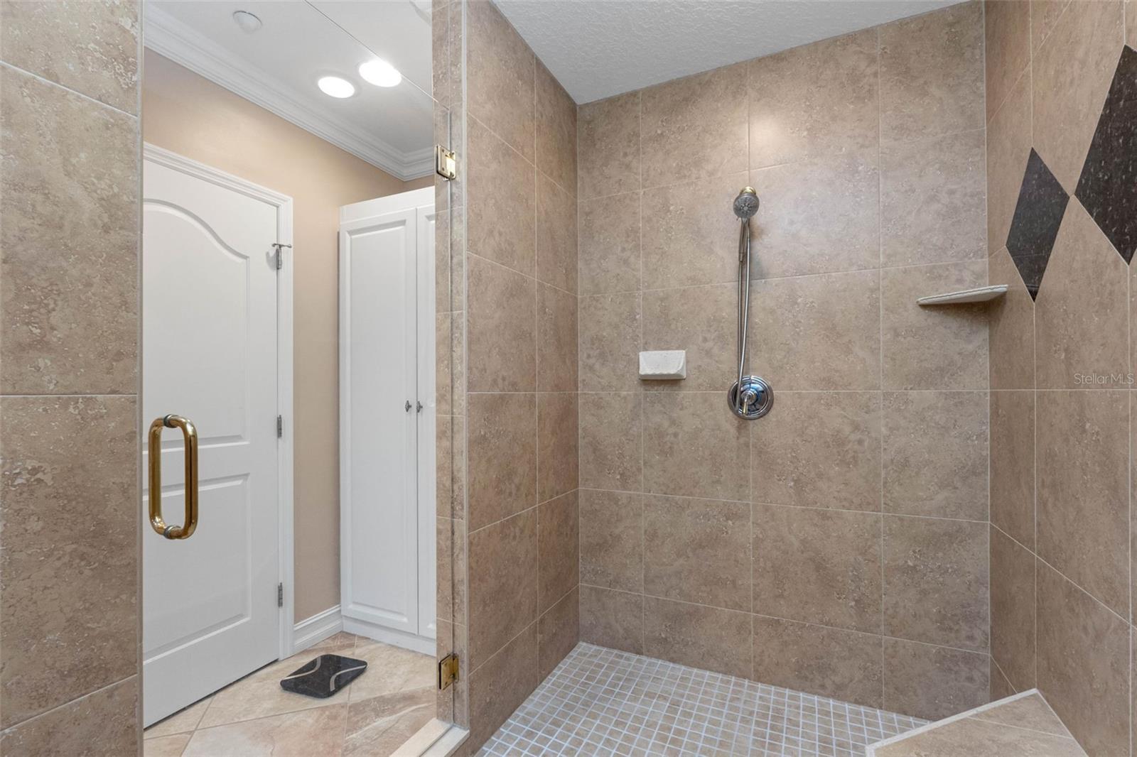 LAS FLORES CONDO - Residential