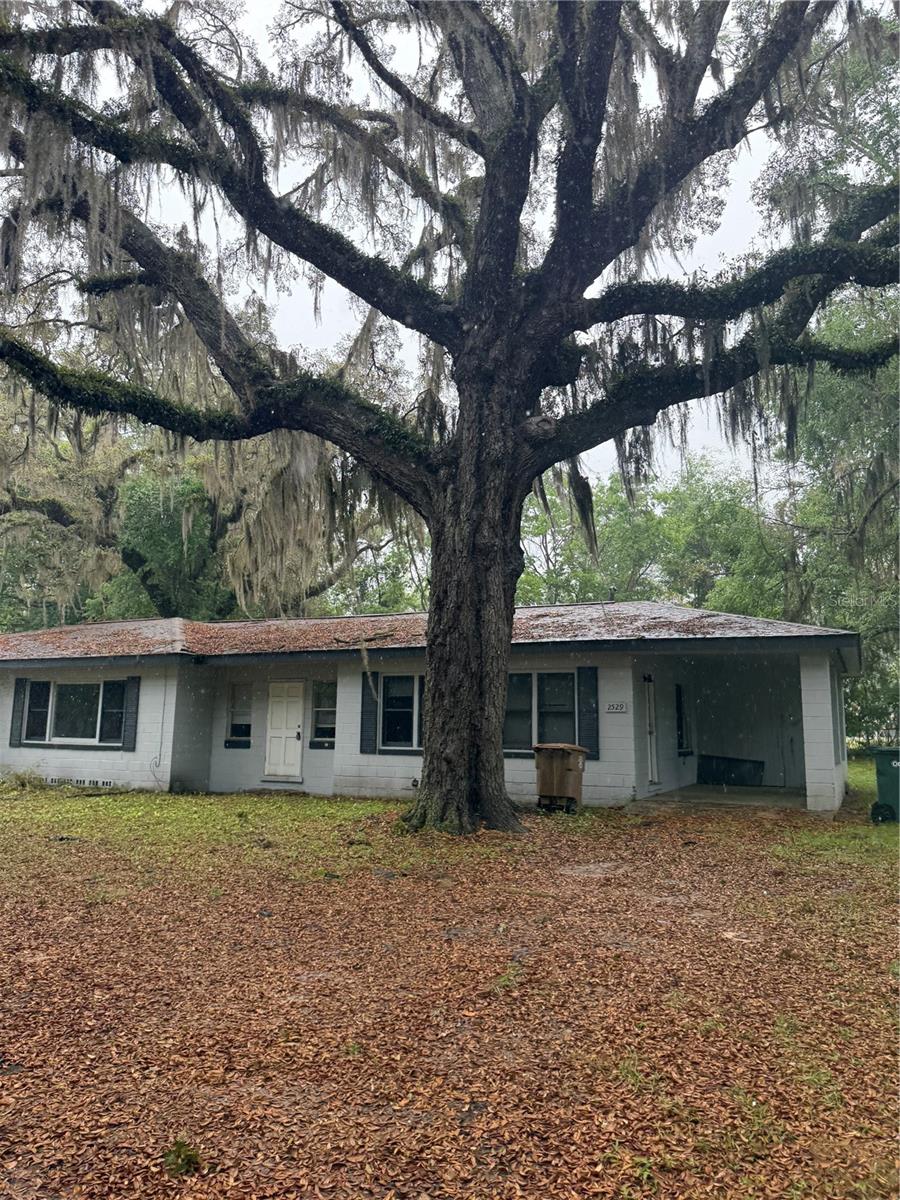 READY-TO-GO investment awaits! This duplex offers one 3-bedroom, 1-bathroom unit and another 2-bedroom, 1-bathroom unit. With separate meters, tenants cover all utilities. Situated in a prime Ocala location near essential amenities and employment centers.