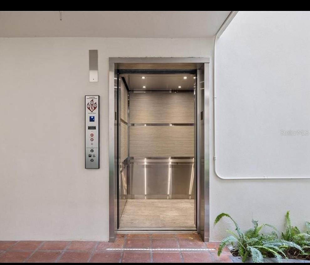 500200 - NAPLES BATH & TENNIS CLUB UNIT H A CONDO - Residential