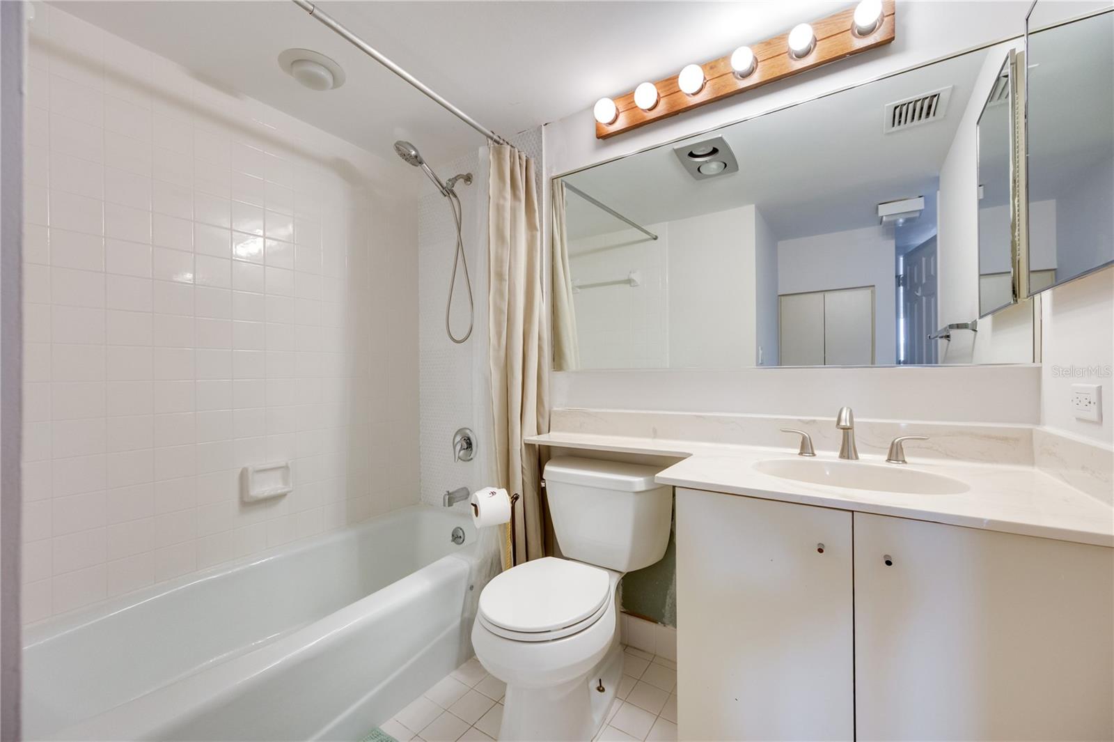 500200 - NAPLES BATH & TENNIS CLUB UNIT H A CONDO - Residential