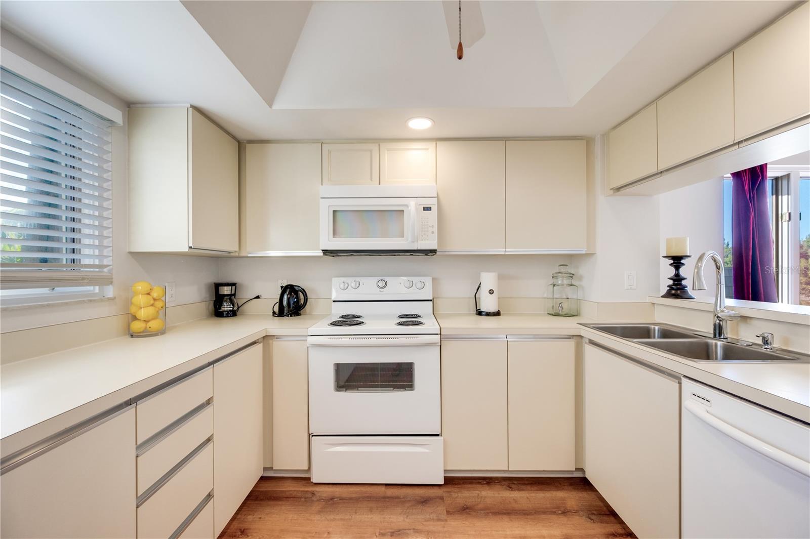 500200 - NAPLES BATH & TENNIS CLUB UNIT H A CONDO - Residential
