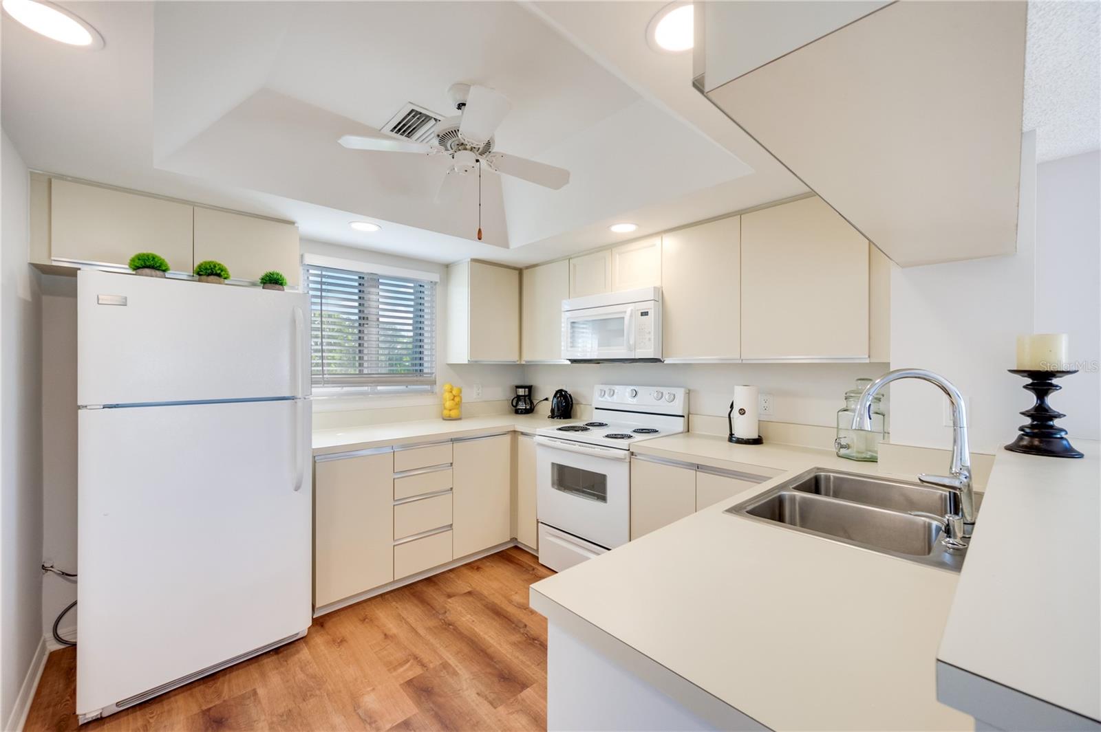 500200 - NAPLES BATH & TENNIS CLUB UNIT H A CONDO - Residential