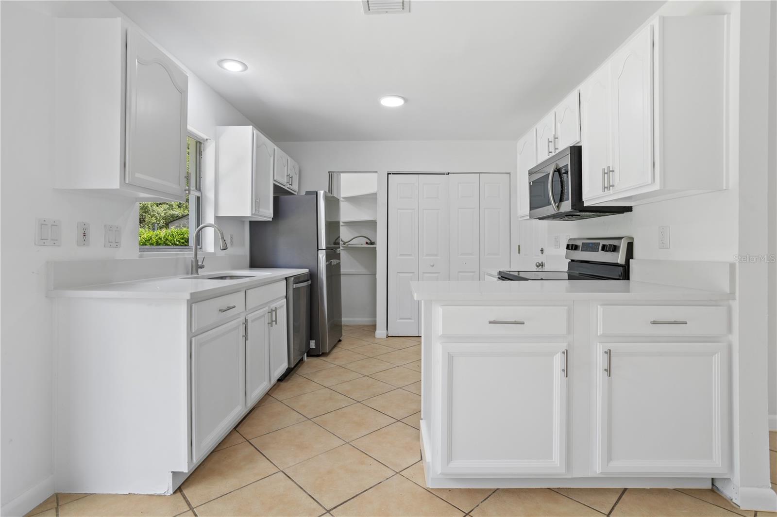 PALM LAKES ESTATES - Residential Income