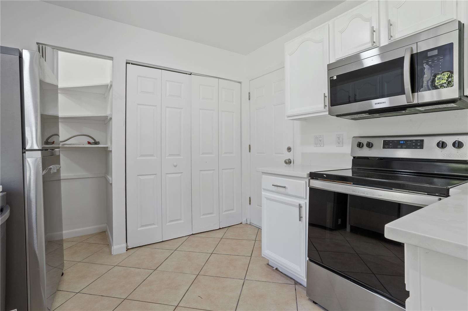 PALM LAKES ESTATES - Residential Income