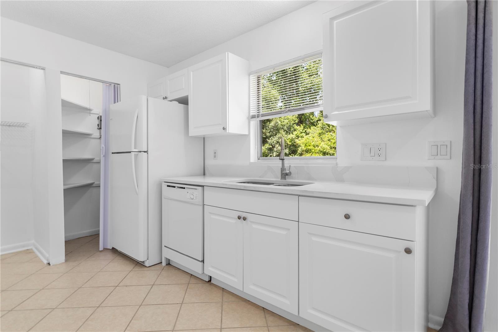PALM LAKES ESTATES - Residential Income