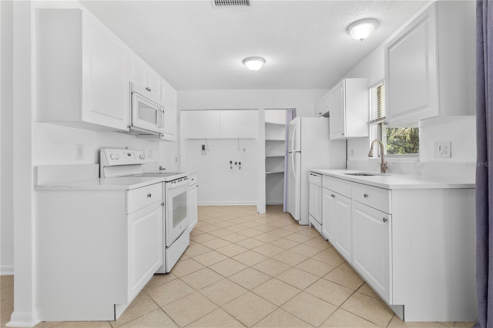 PALM LAKES ESTATES - Residential Income