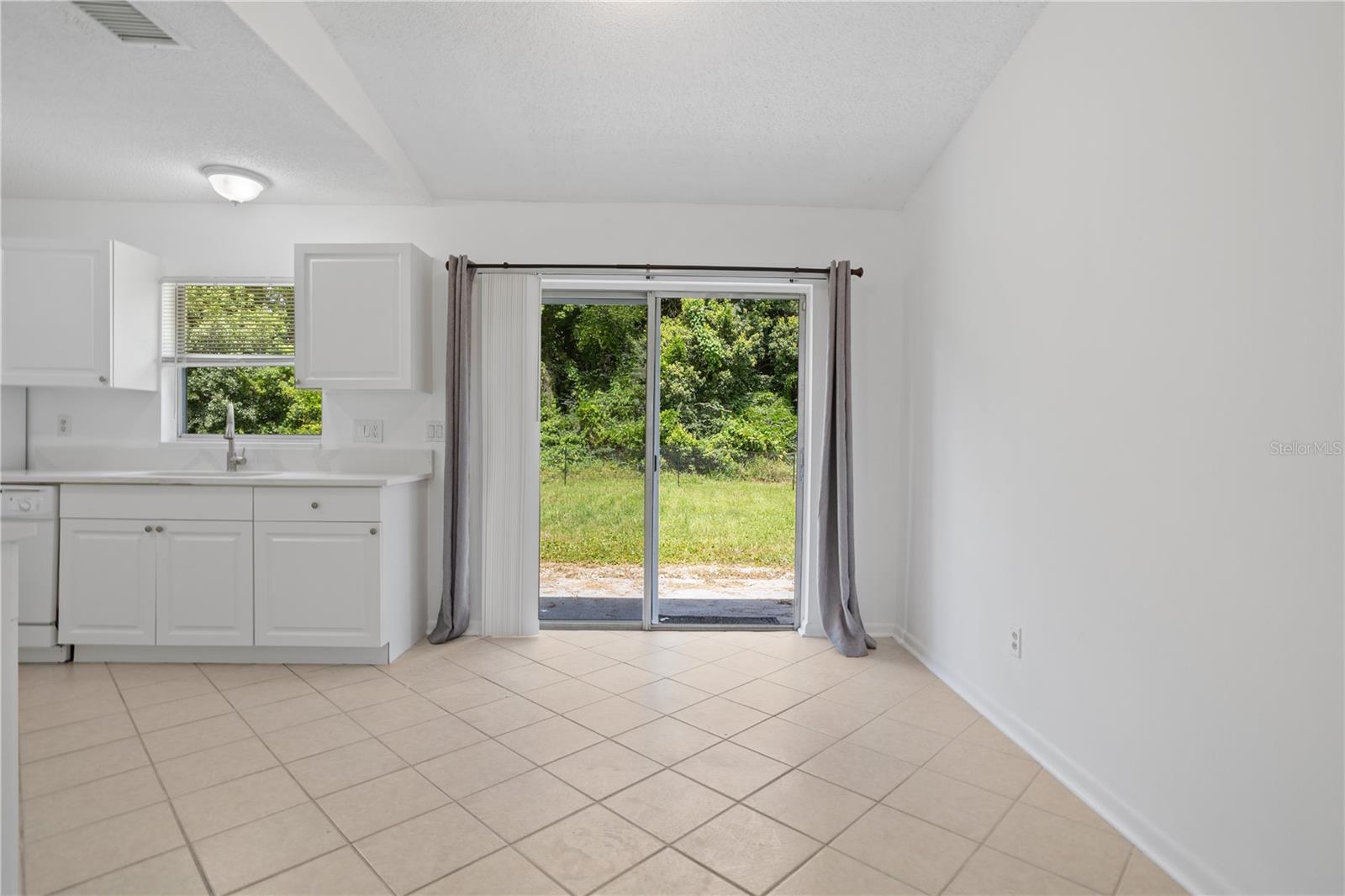 PALM LAKES ESTATES - Residential Income