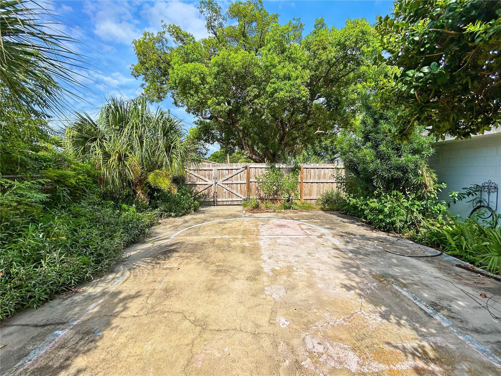 ELOISE WOODS LAKE MARIAM UNIT - Residential