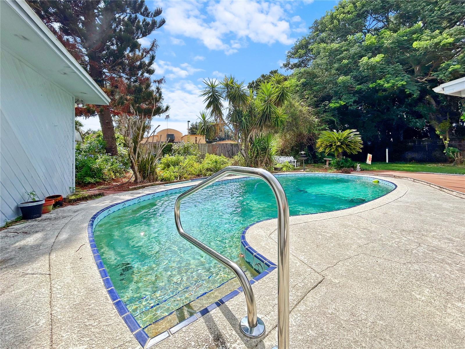 ELOISE WOODS LAKE MARIAM UNIT - Residential