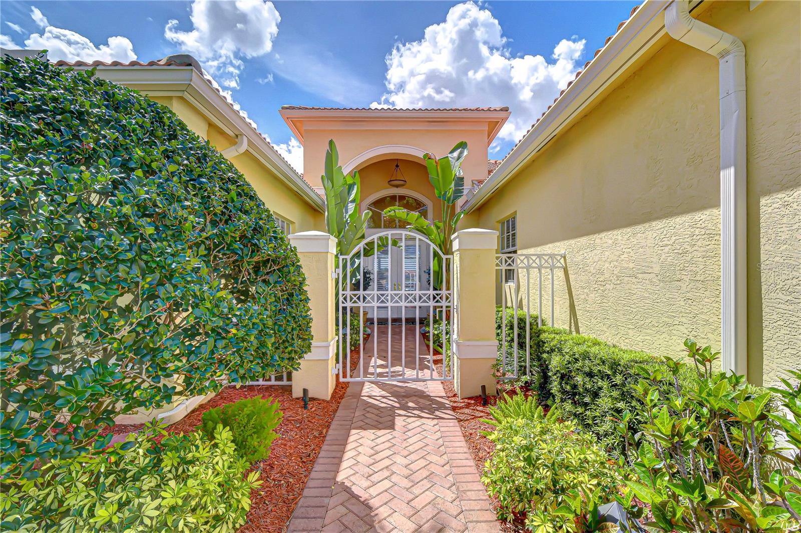 VALENCIA LAKES - Residential