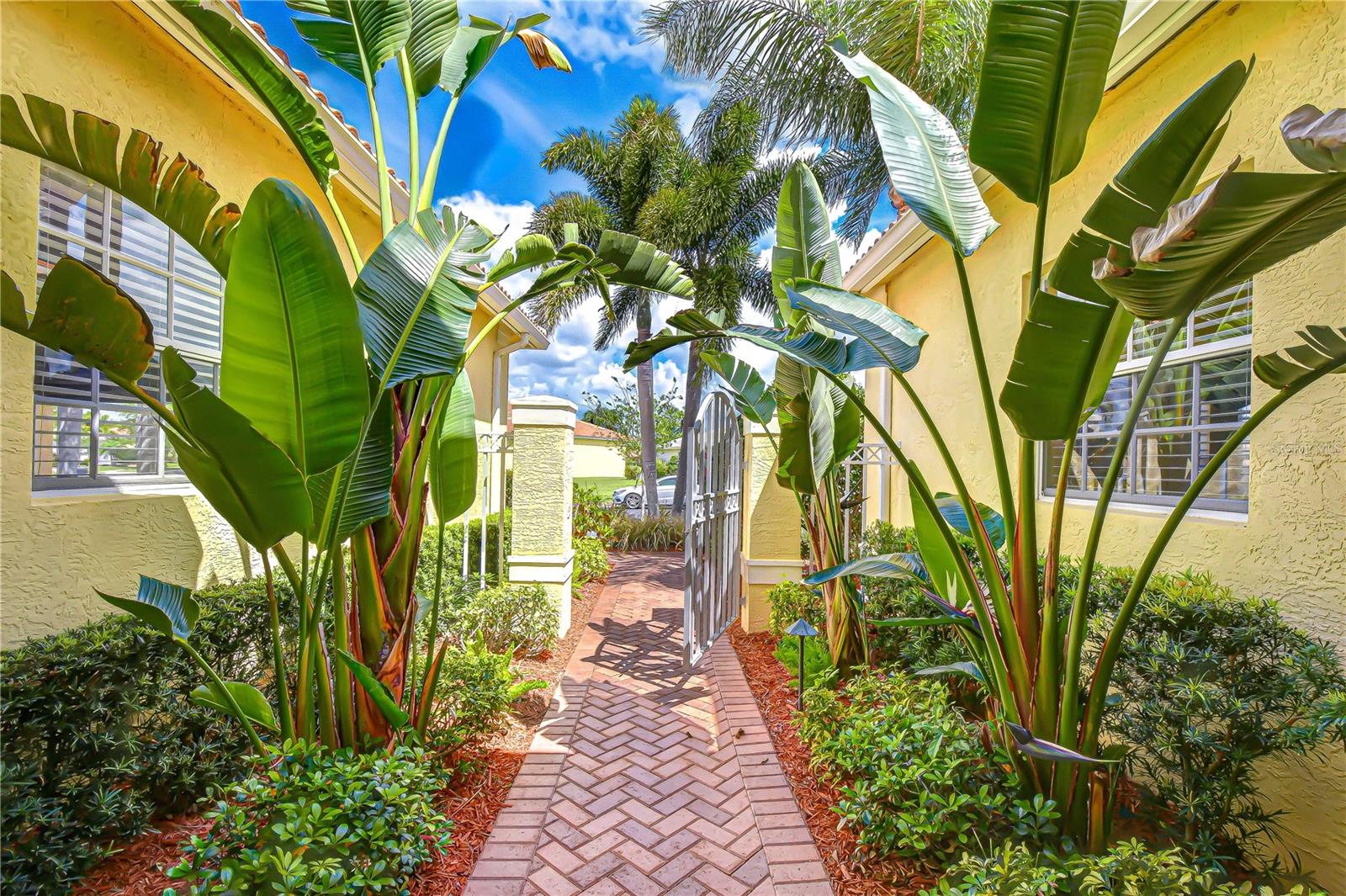 VALENCIA LAKES - Residential