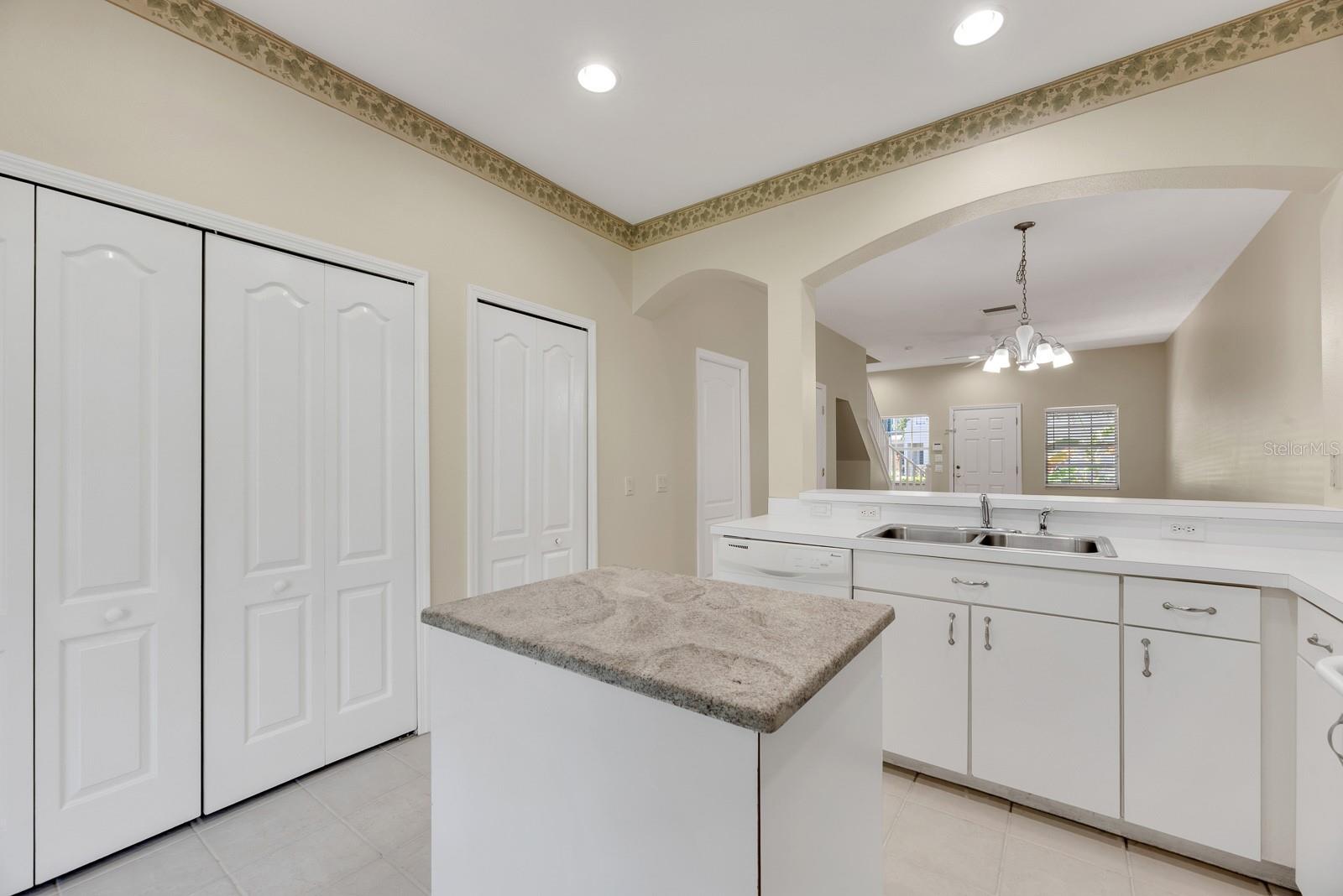 KINGS LAKE TWNHMS - Residential Lease