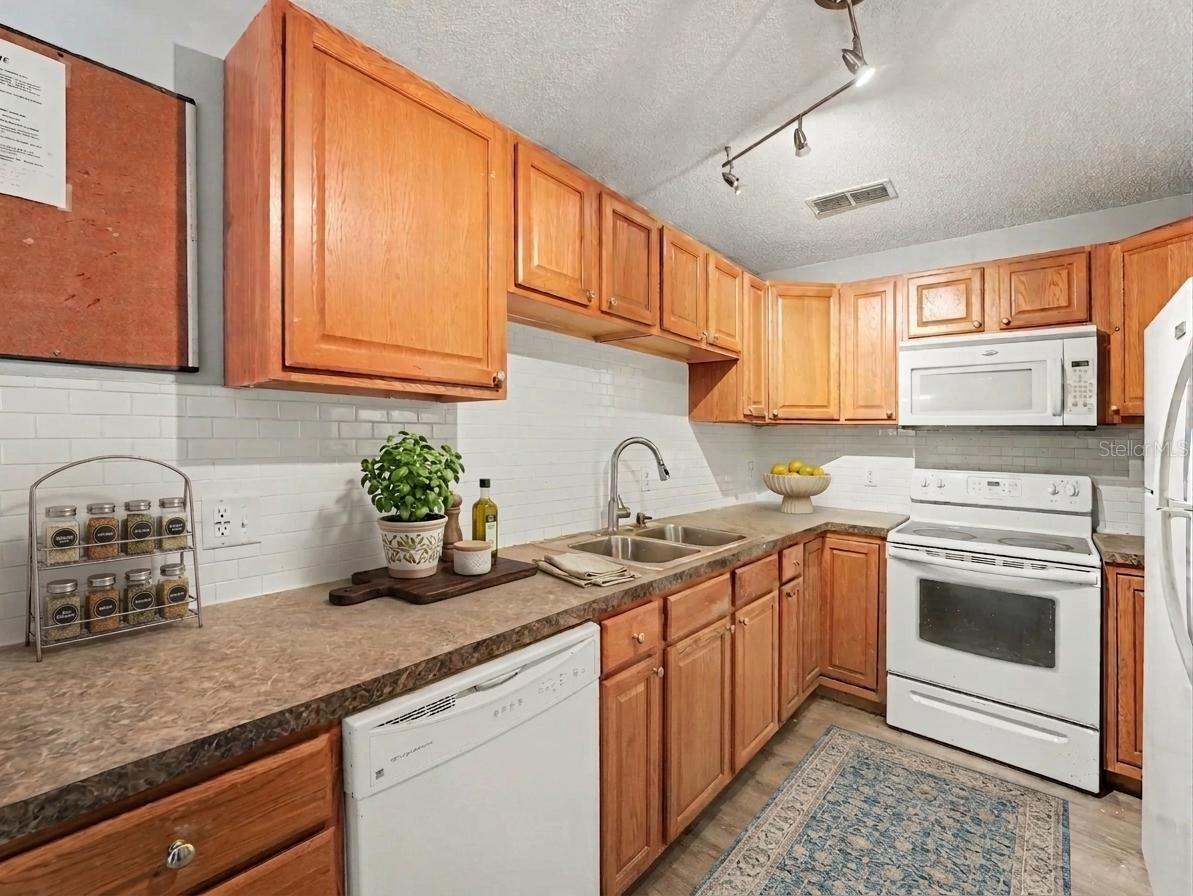 GRAND PALMS CONDOMINIUM - Residential