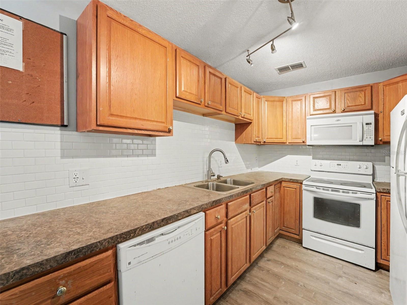 GRAND PALMS CONDOMINIUM - Residential
