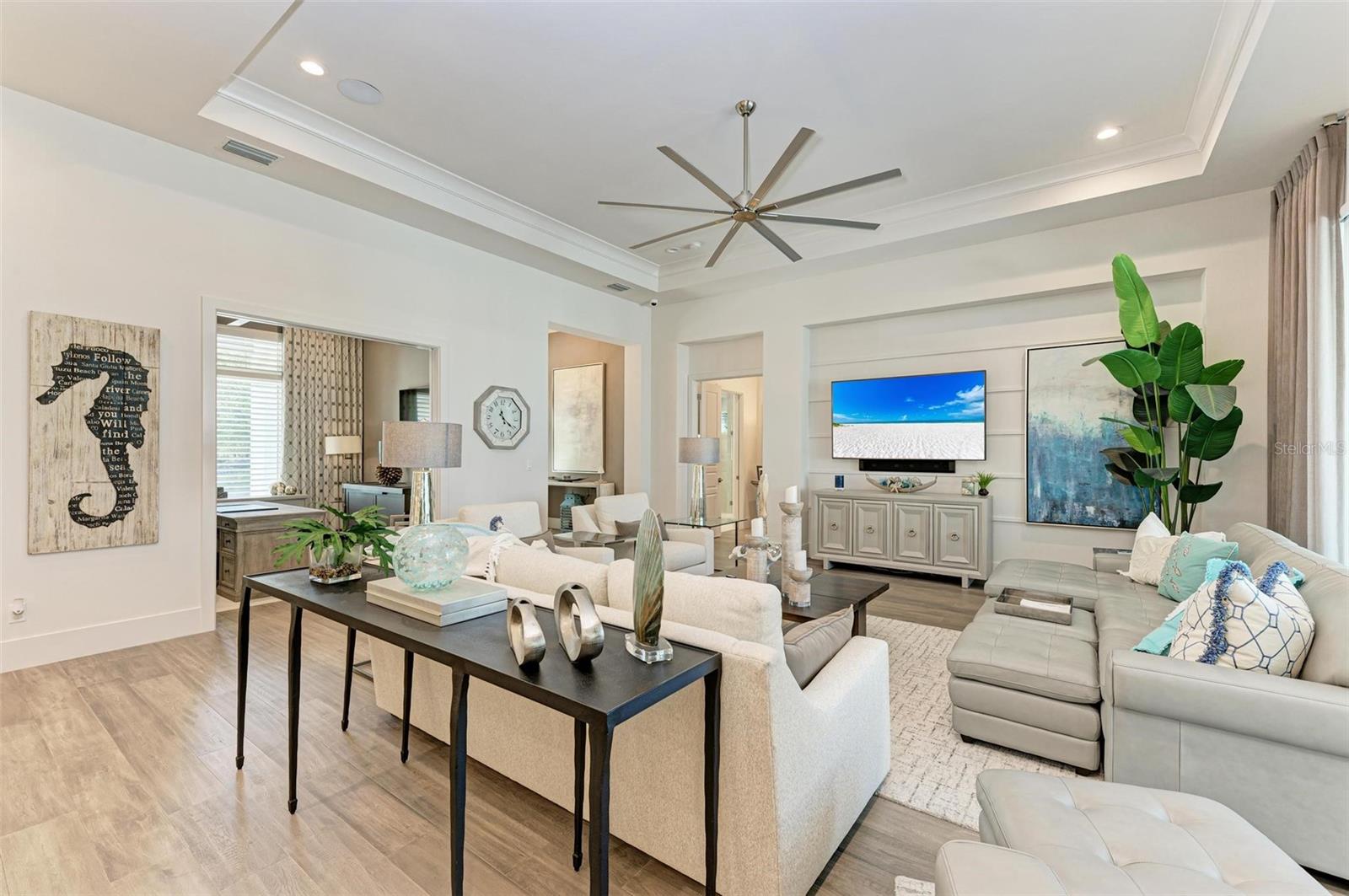 FOUNDERS CLUB - Residential