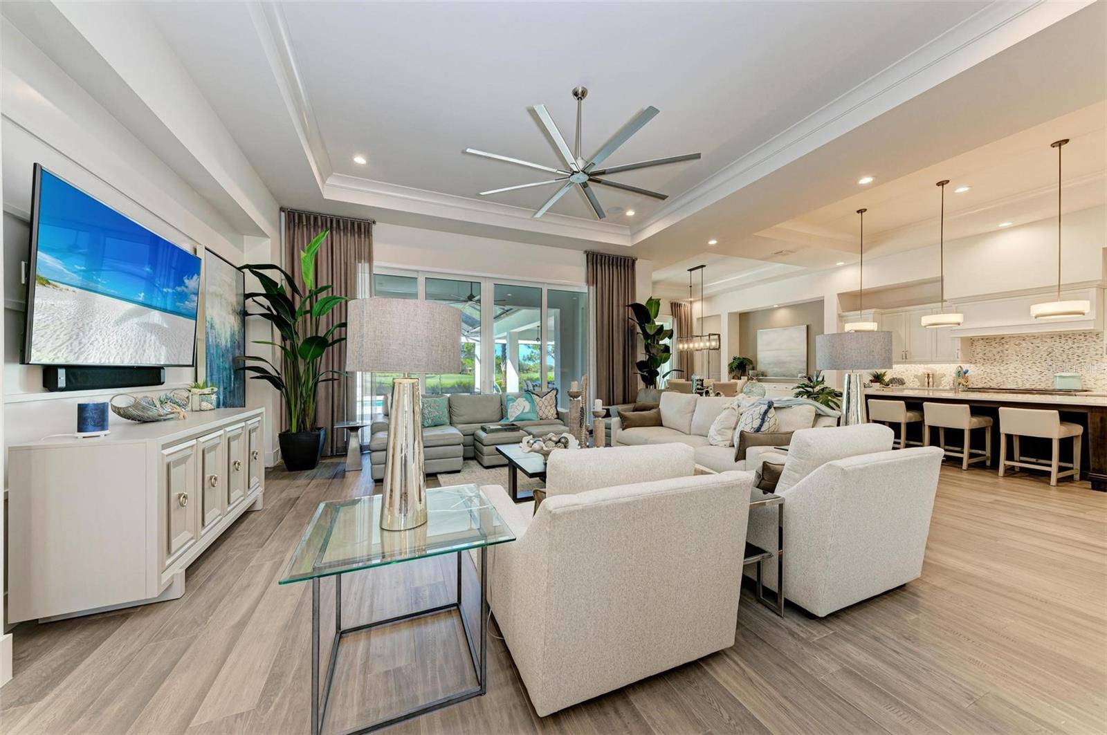 FOUNDERS CLUB - Residential