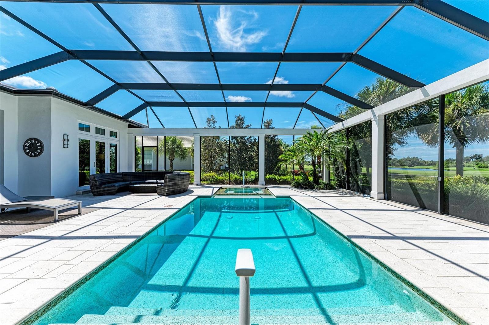 FOUNDERS CLUB - Residential