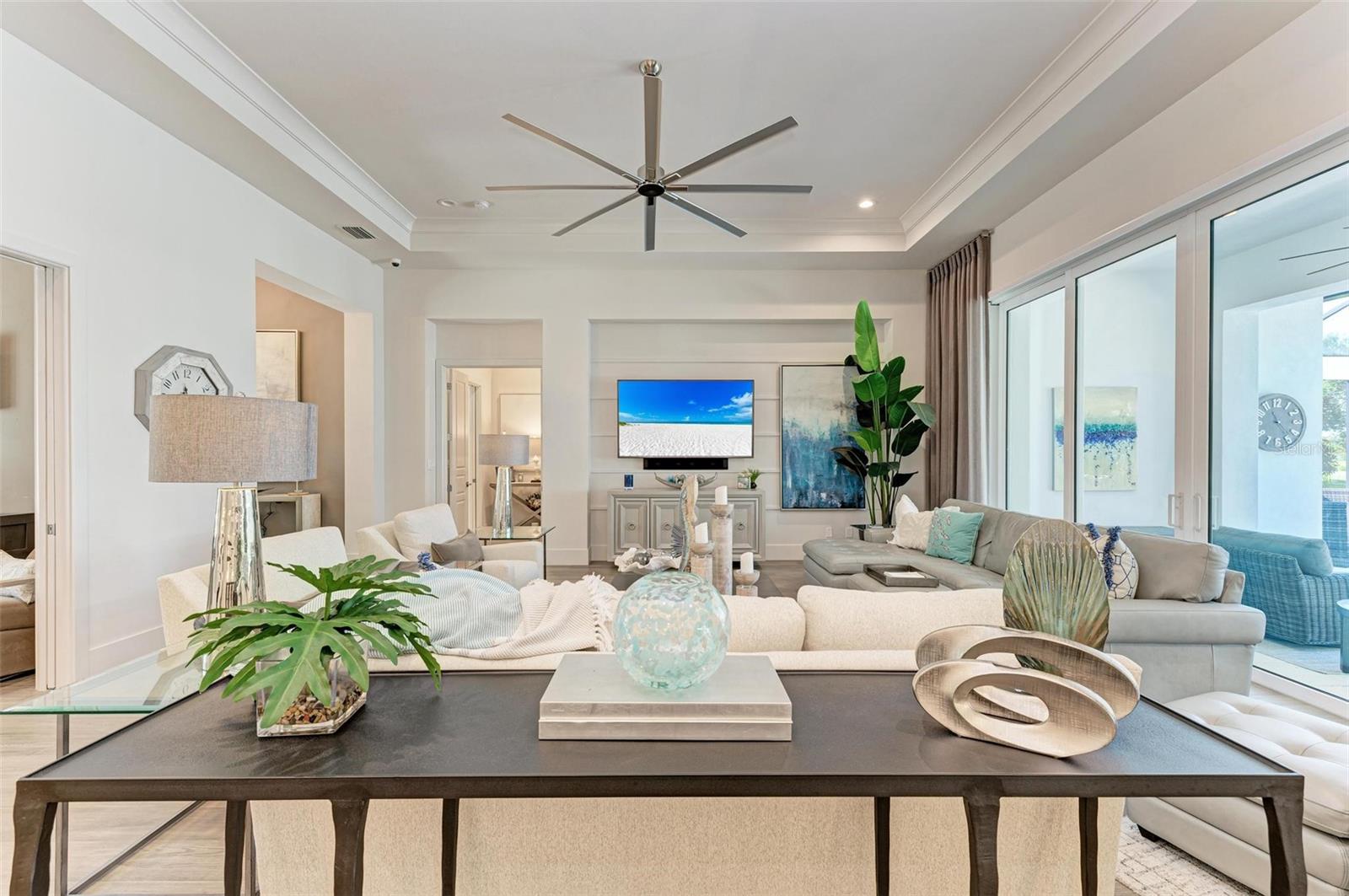FOUNDERS CLUB - Residential